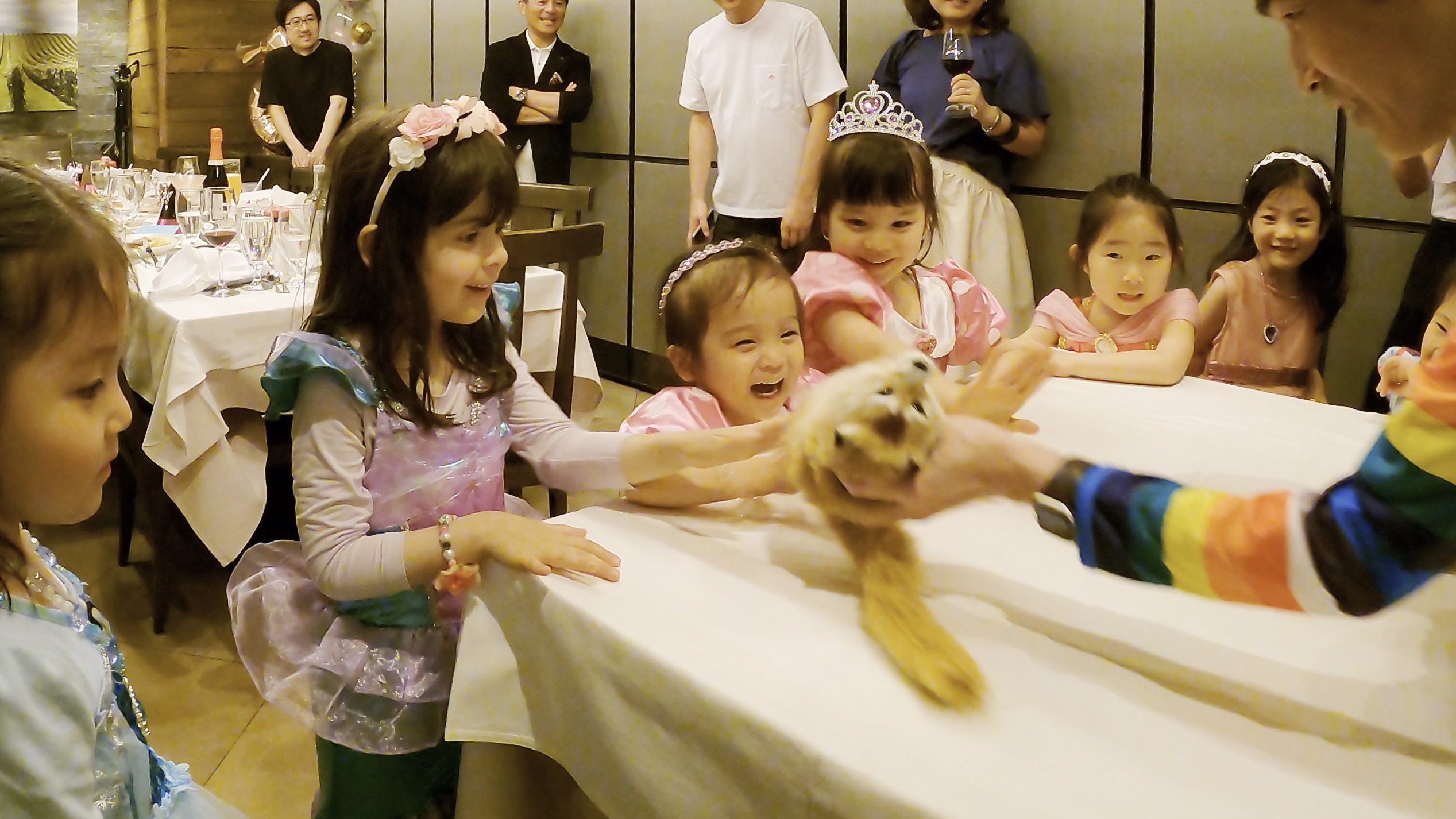 ロッキーのモダンなダンスだ！ 5歳女の子誕生会 恵比寿ガーデンプレイス 出張マジシャンマジックショー