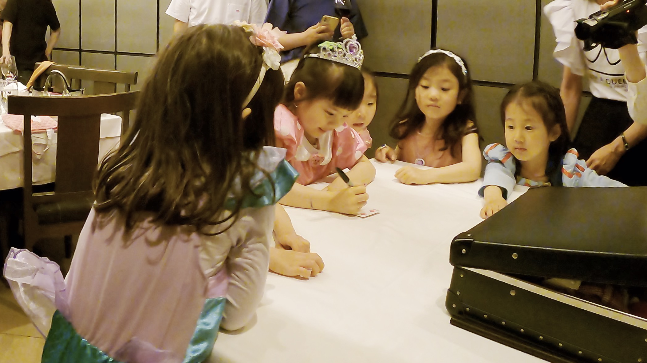 カードにサインをしてもらっている！ 5歳女の子誕生会 恵比寿ガーデンプレイス