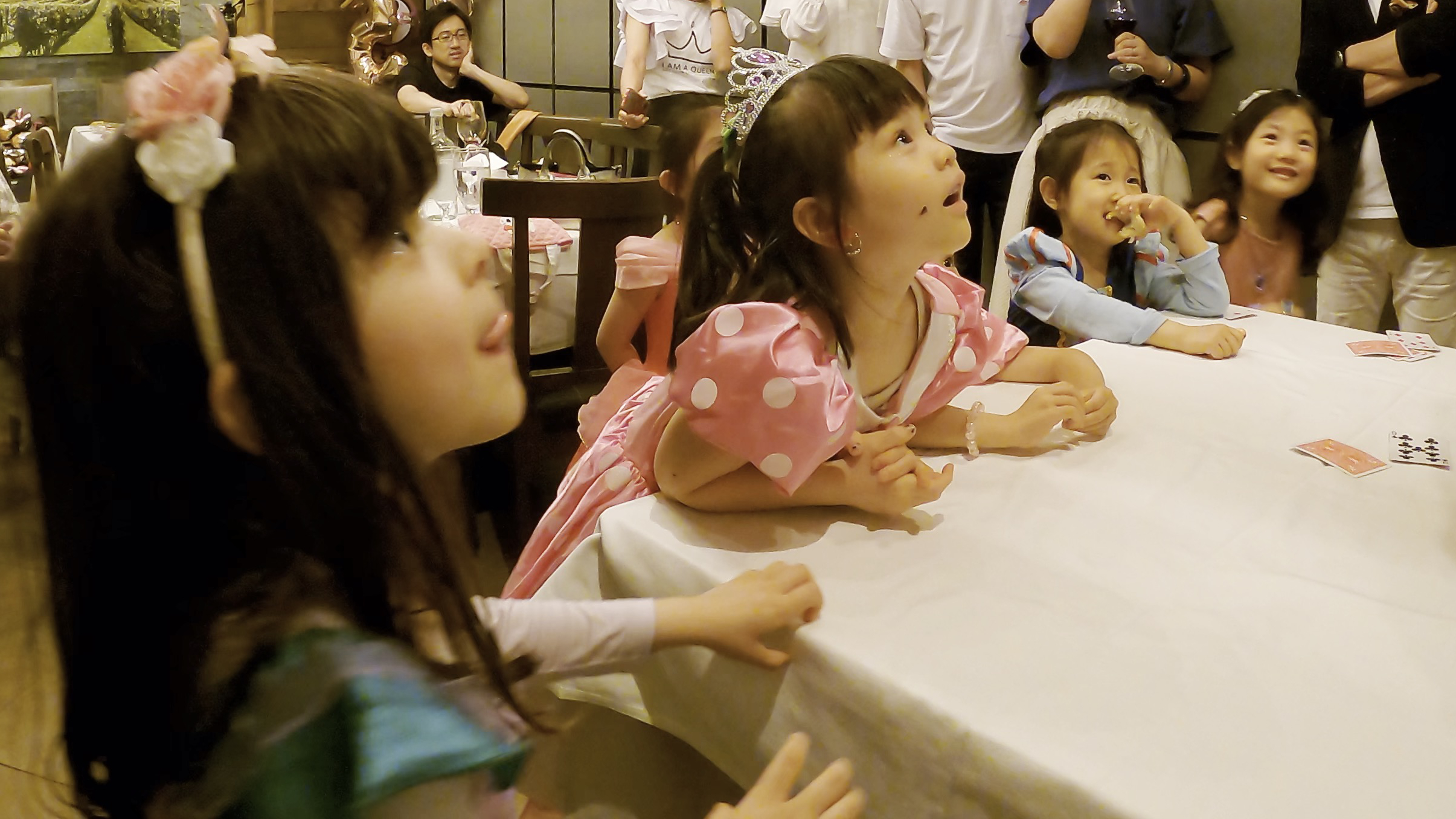 子どもたちはペットボトルを見上げている！ 5歳女の子誕生会 恵比寿ガーデンプレイス