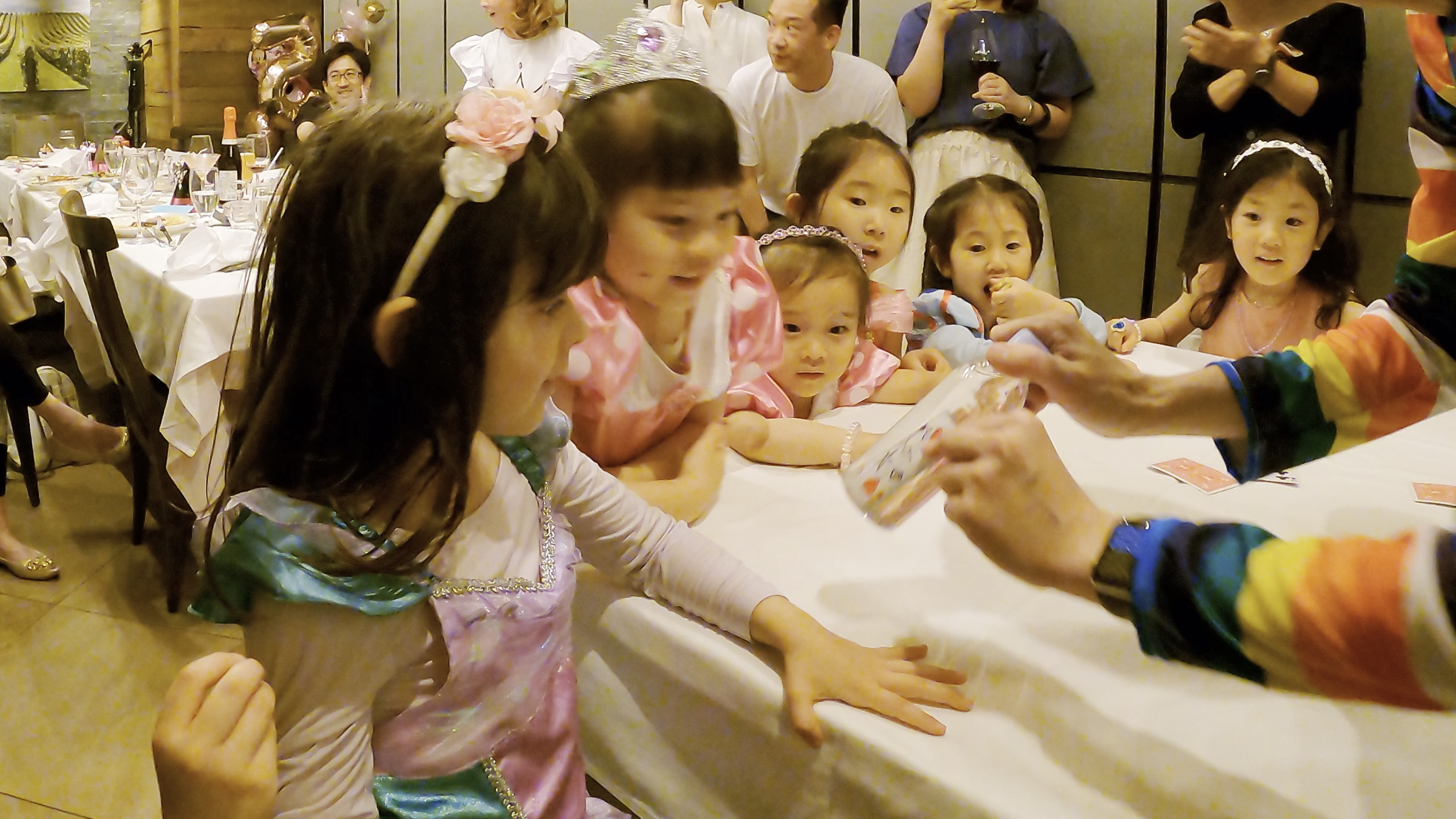サインしたカードが新品のペットボトルの中に入った！ 5歳女の子誕生会 恵比寿ガーデンプレイス