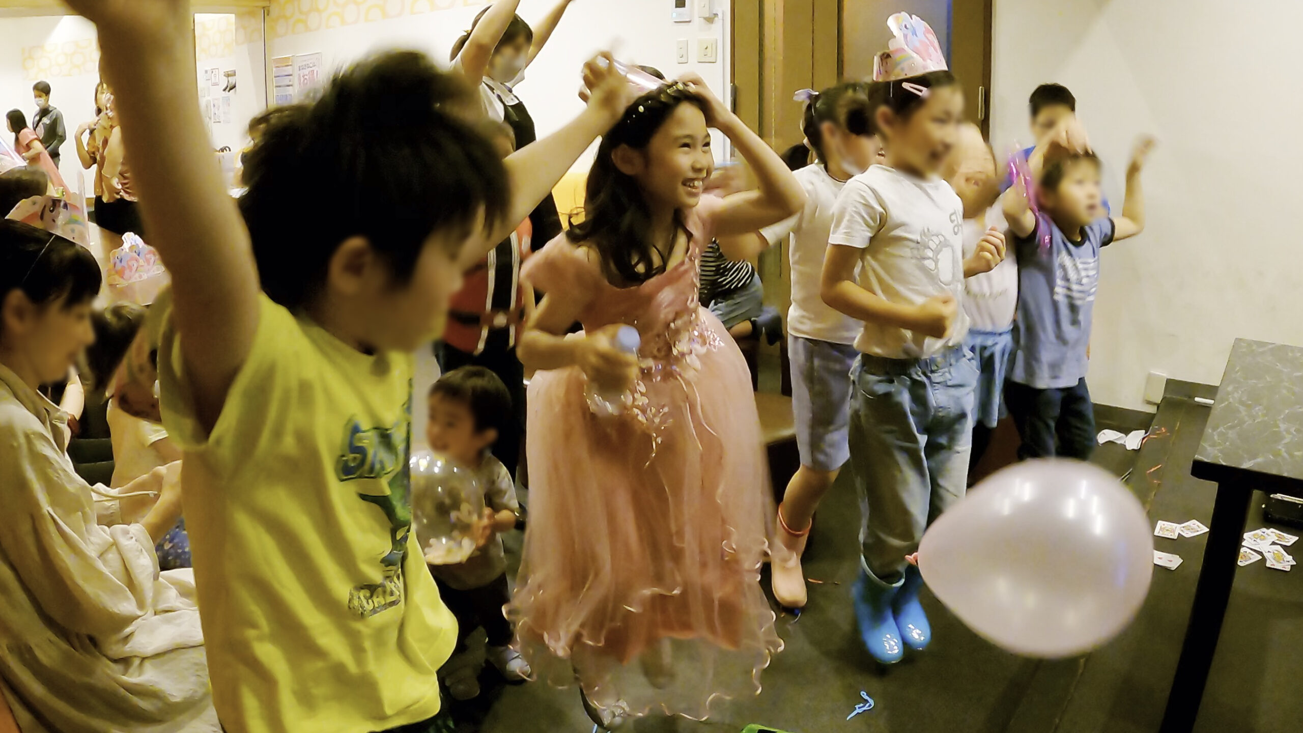 皆んなでジャンプしているよ！ 7歳女の子バースデーパーティーのマジックショー 横須賀市, 神奈川県 出張マジシャン