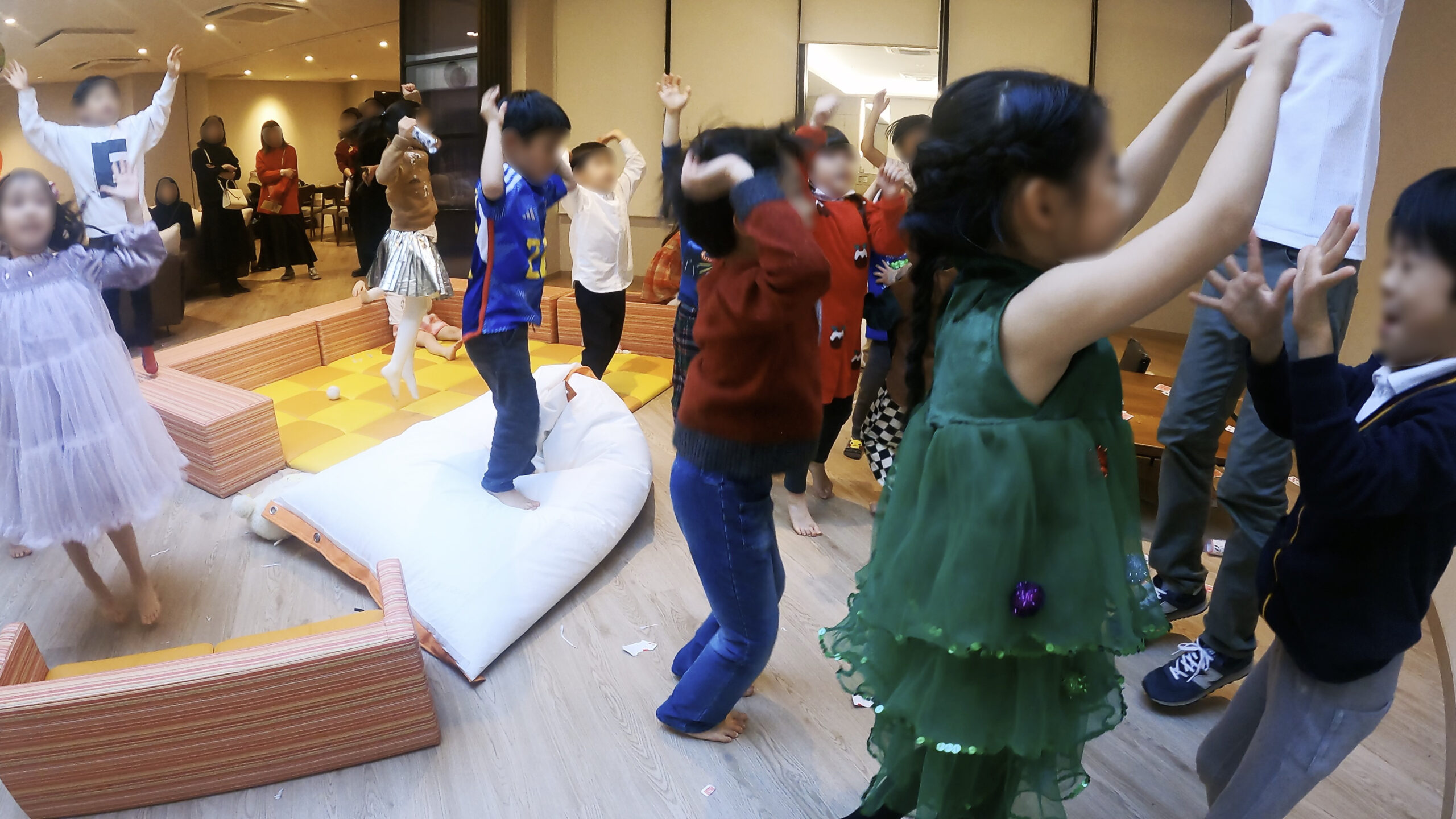 皆んなでジャンプ！ 幼稚園児クリスマス会に出張マジシャンのマジックショー 港区東京都