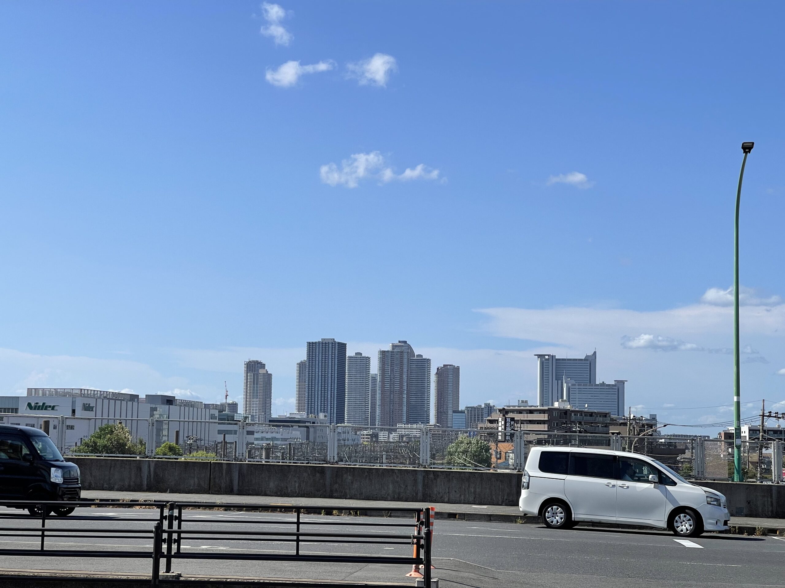 新川崎駅から見た武蔵小杉の高層マンション