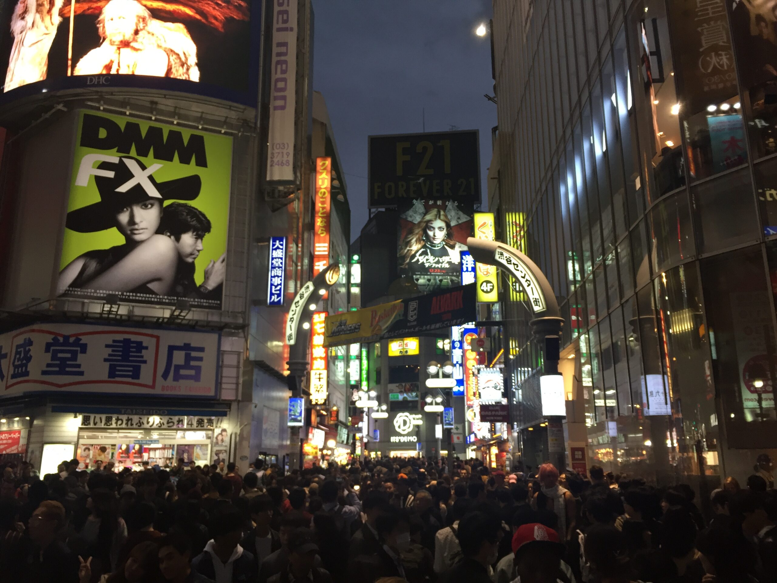 ハロウィンで混雑する渋谷。人は多かったけど混乱している感じは無かった。