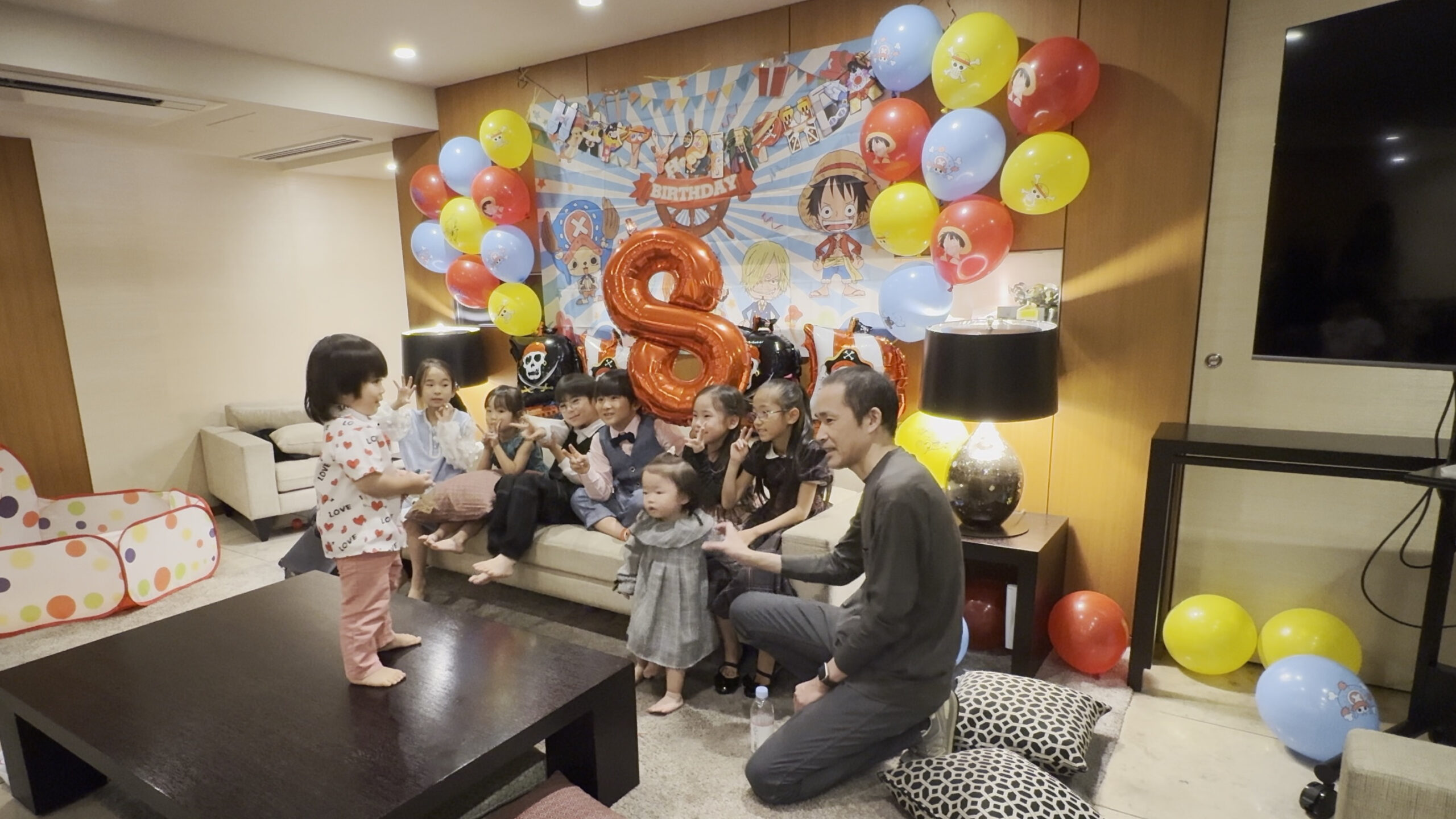 ワンピースの前でみんなで記念撮影 8歳男の子の誕生日会に出張マジシャンのマジックショー 中央区, 東京都