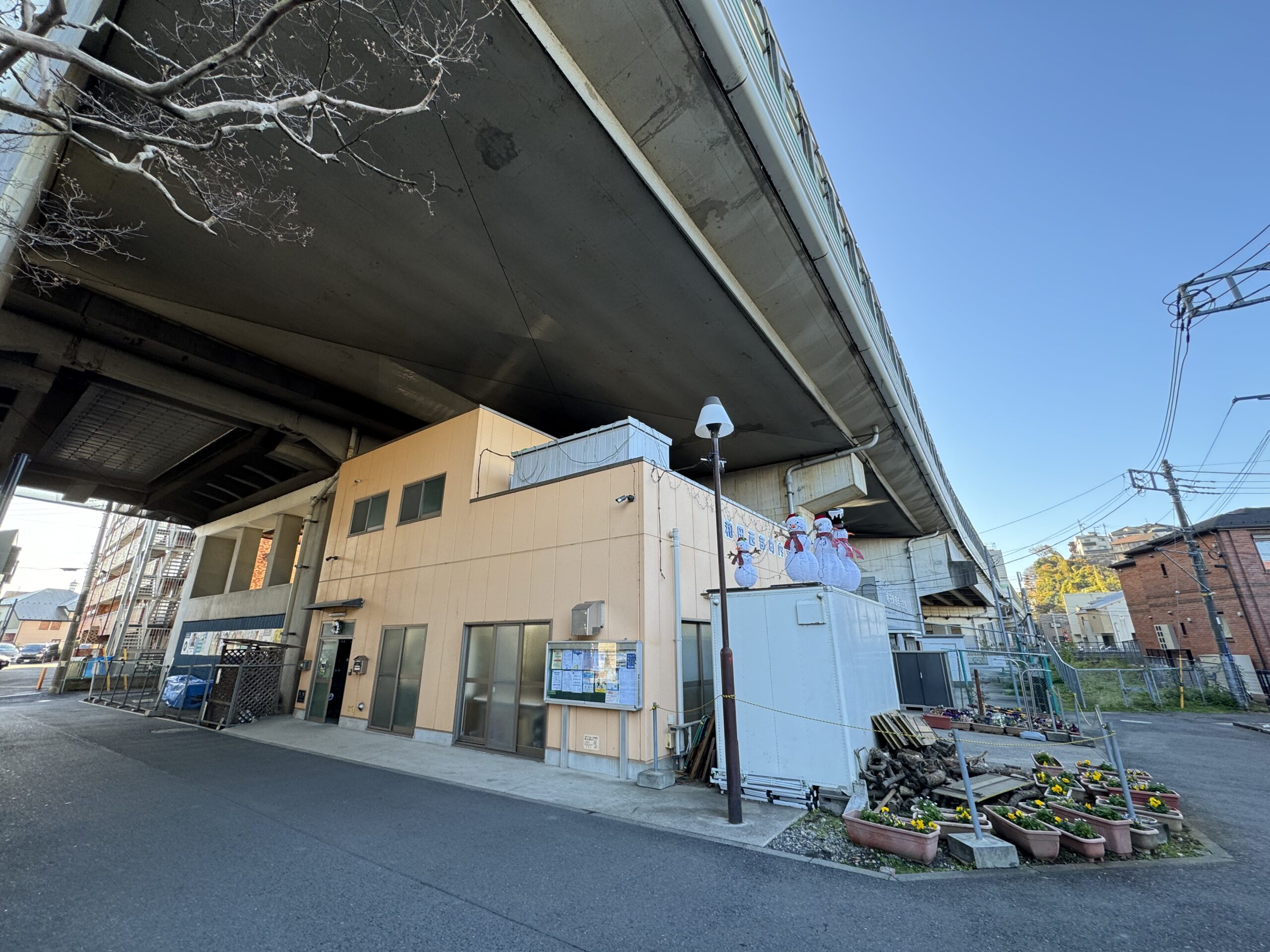 町内会館は高速道路の高架下