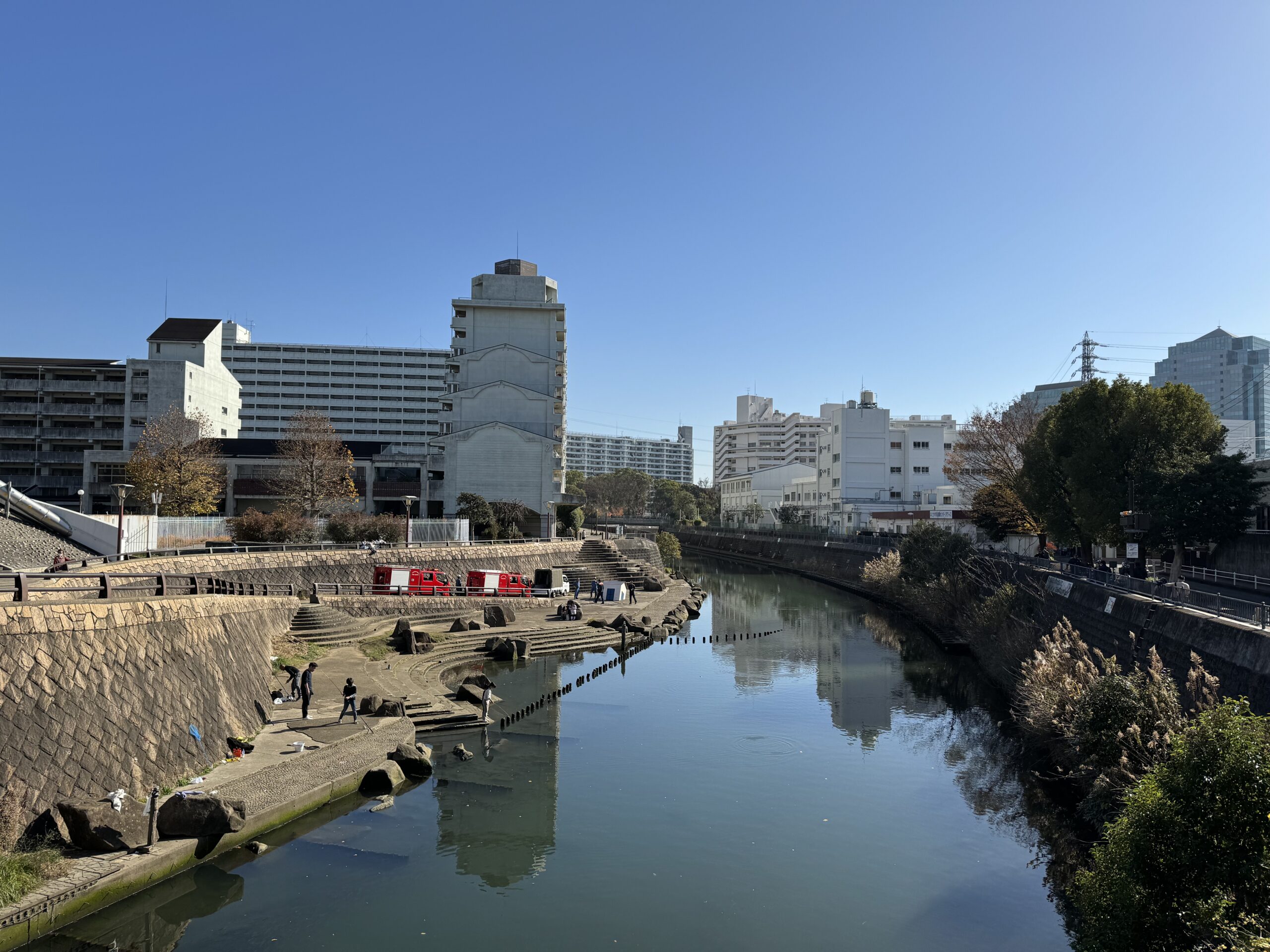 川沿いで消防訓練らしき