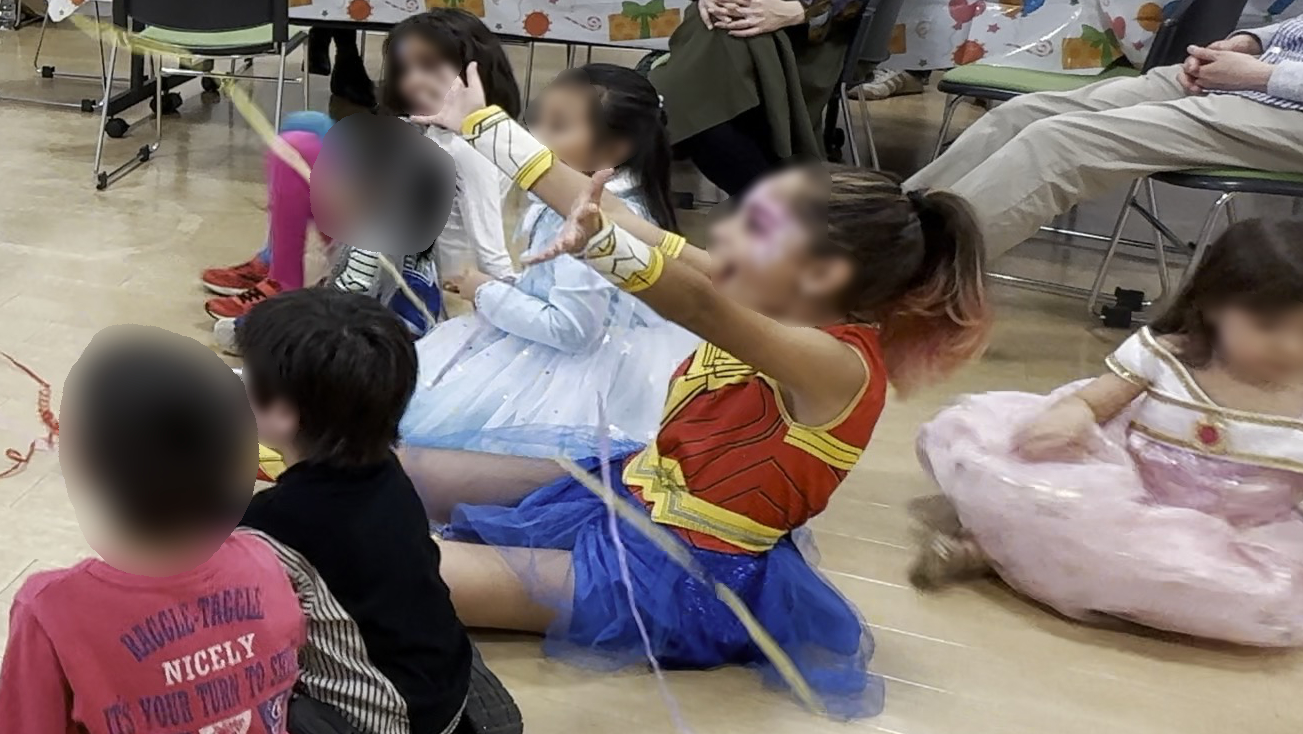 子供達にめがけて投げテープ 5歳女の子の誕生日会でマジックショー 杉並区, 東京都 出張マジシャン