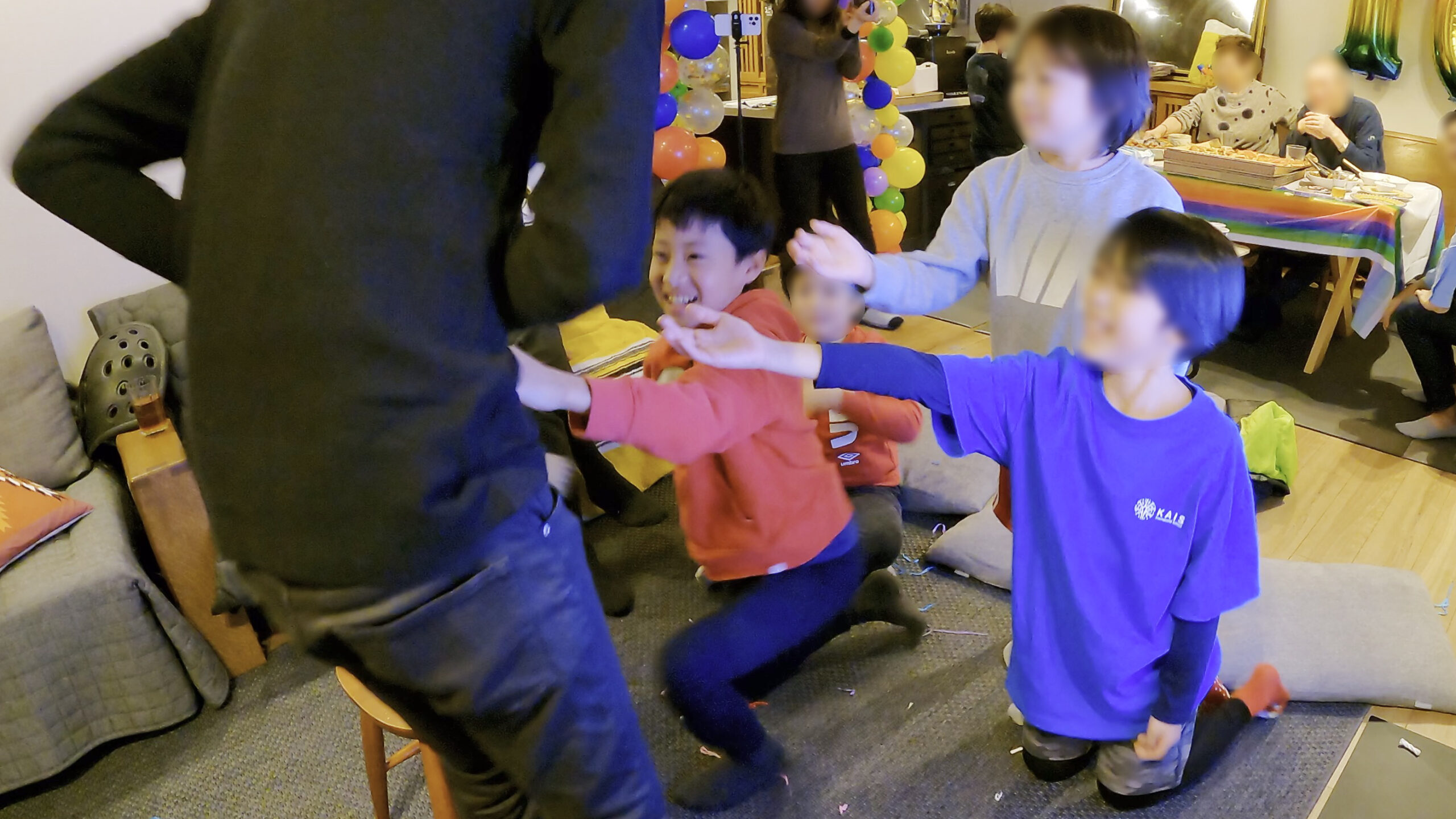 ロッキーを撫でる 10歳男子のバースデーパーティーでマジックショー 世田谷区, 東京都 出張マジシャン