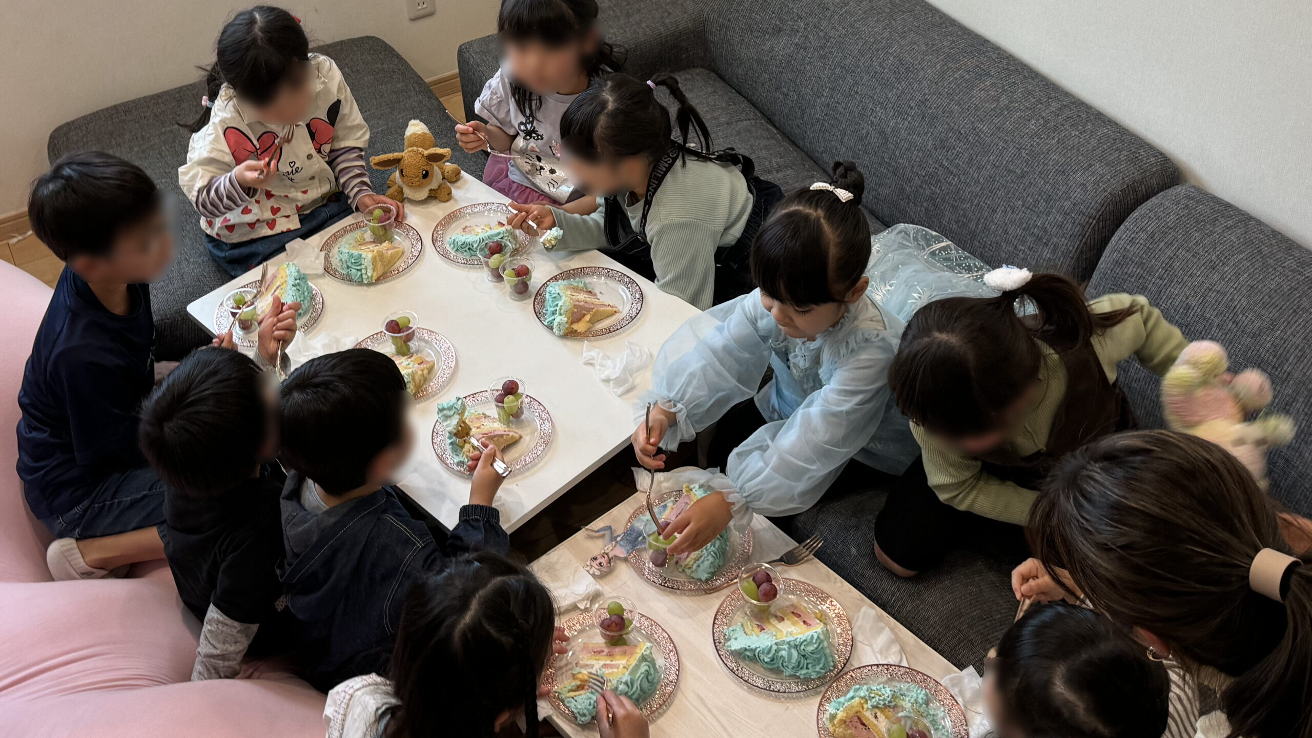 カットしたバースデーケーキを食べる子供達 5歳の娘のお誕生日会でマジックショー 藤沢市, 神奈川県