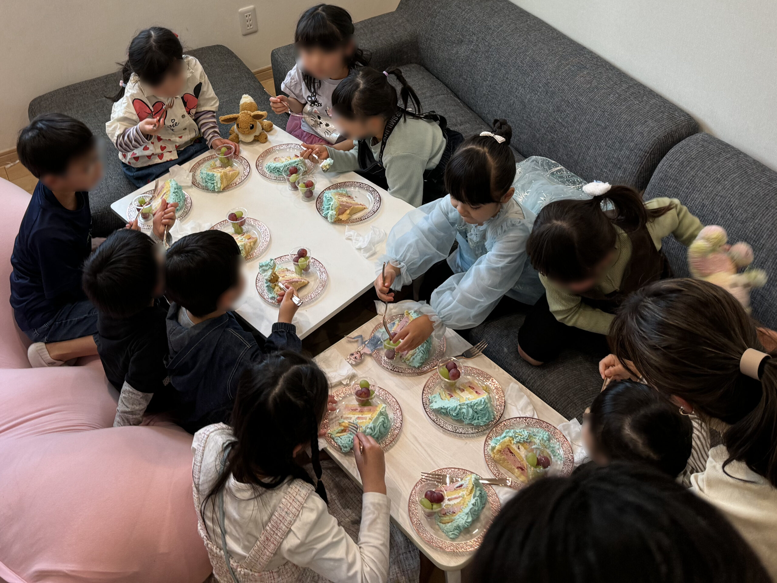 カットしたバースデーケーキを食べる子供達 5歳の娘のお誕生日会でマジックショー 藤沢市, 神奈川県