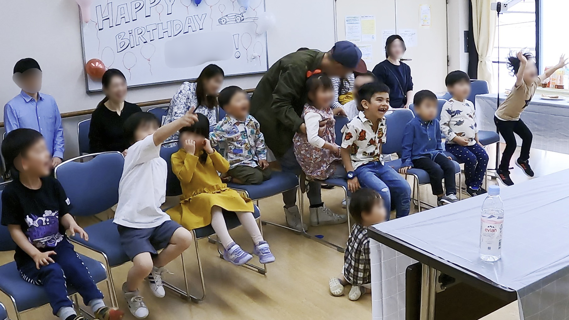 マジシャンの尻から出て来て大騒ぎ ５歳児お誕生日会でマジックショー 港区立飯倉いきいきプラザ 出張マジシャン