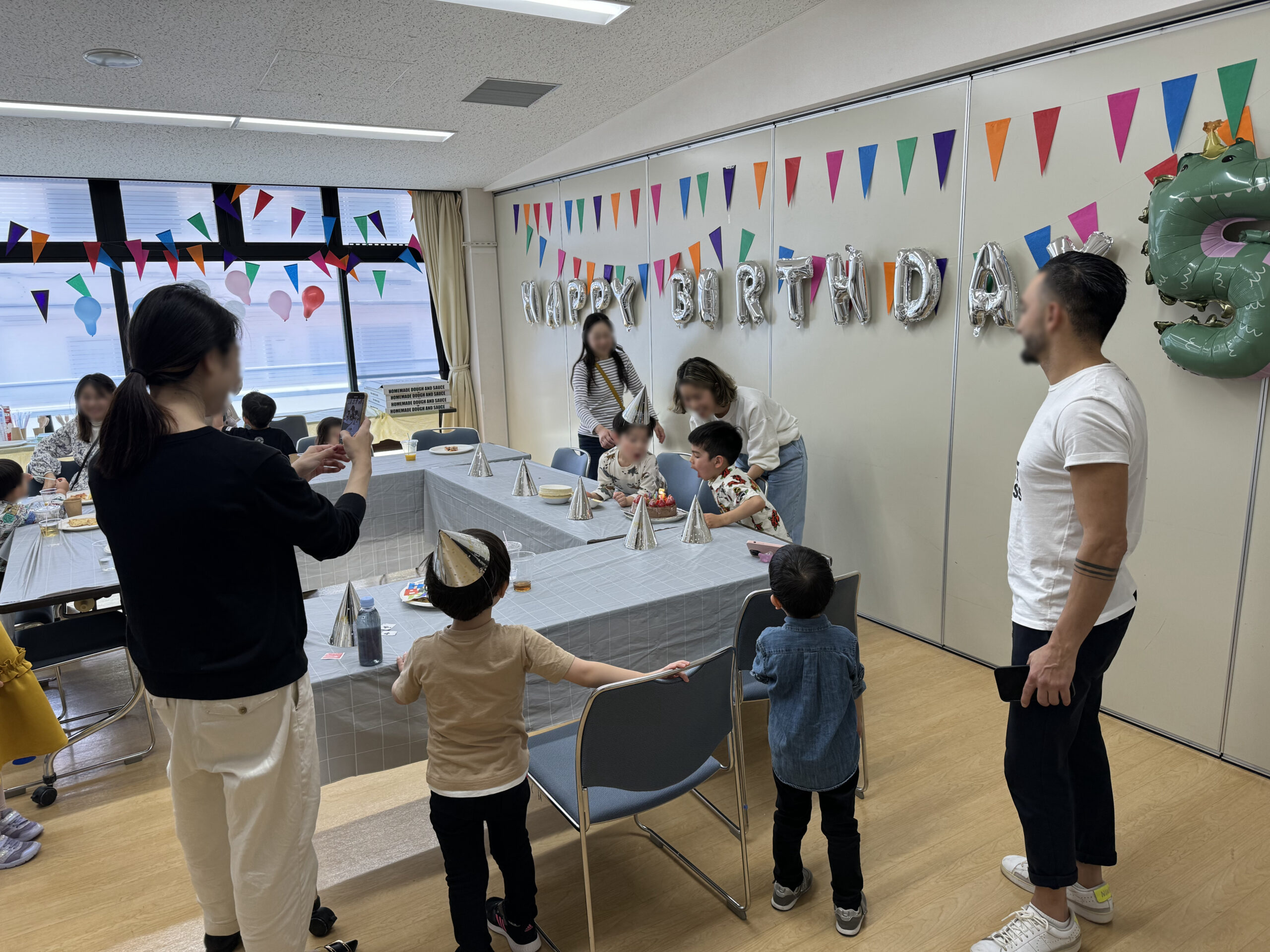 ケーキのロウソクの火を吹き消す ５歳児お誕生日会でマジックショー 港区立飯倉いきいきプラザ 出張マジシャン